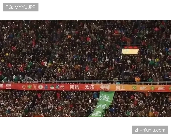 利兹联小球迷举牌致敬传奇,温情一幕感动全场